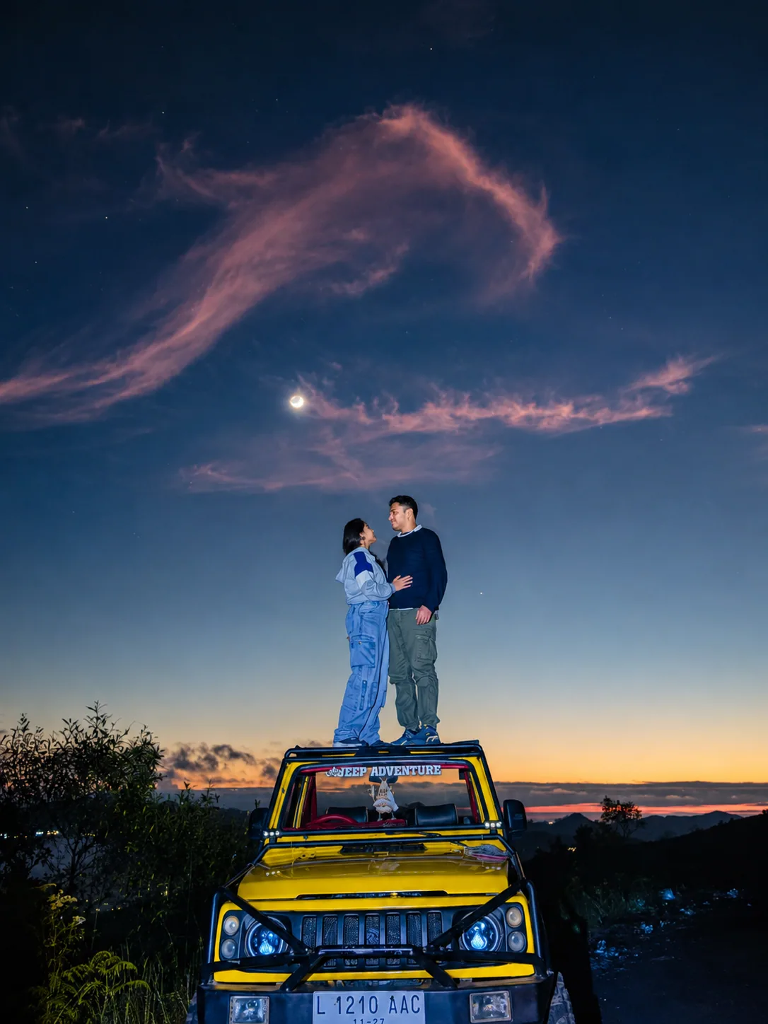 Jeep al amanecer en el monte Batur