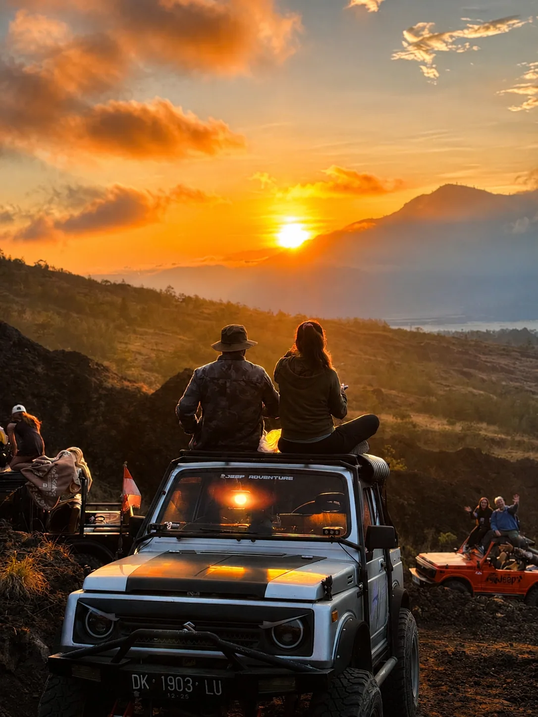 Jeep al amanecer en el monte Batur